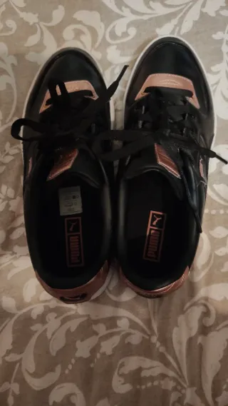 Zapatillas Puma Mujer Negras y oro rosa