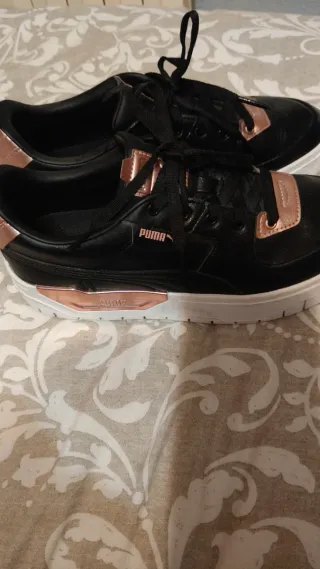 Zapatillas Puma Mujer Negras y oro rosa