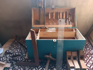 Antigua caja de herramientas de carpintero