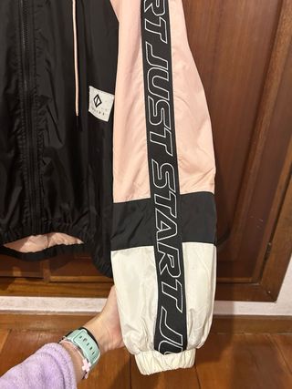 Chubasquero con capucha INSIDE