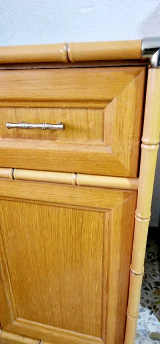 Mueble de madera con diseño de bambú
