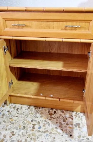Mueble de madera con diseño de bambú