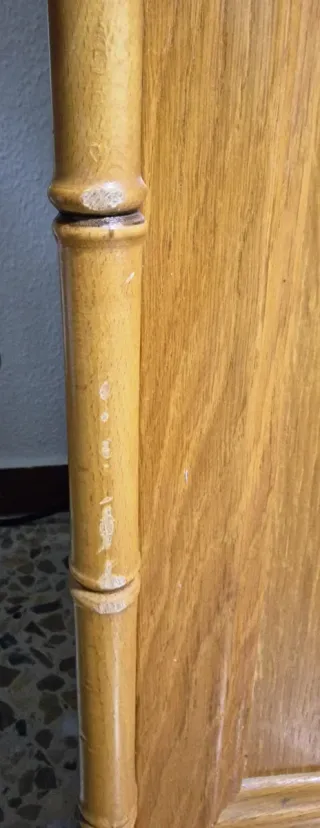 Mueble de madera con diseño de bambú