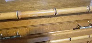 Mueble de madera con diseño de bambú