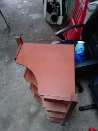 Estantería de esquina de madera