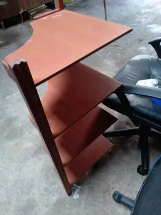 Estantería de esquina de madera