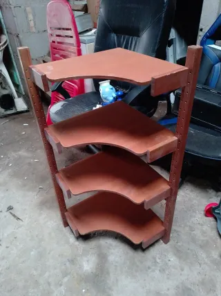 Estantería de esquina de madera