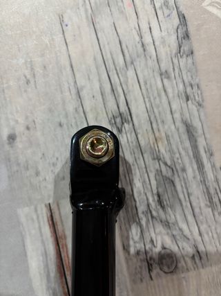 Pata de cabra negra para moto