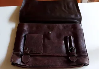 Maletín portadocumentos de cuero marrón.