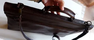 Maletín portadocumentos de cuero marrón.