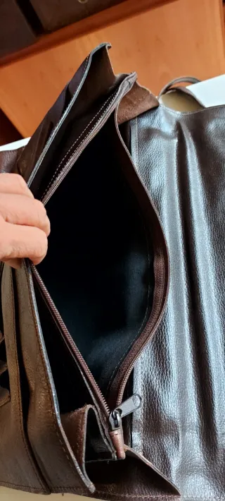 Maletín portadocumentos de cuero marrón.