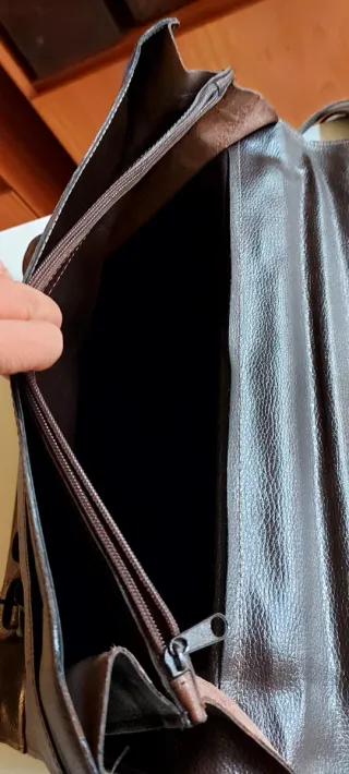 Maletín portadocumentos de cuero marrón.