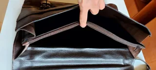 Maletín portadocumentos de cuero marrón.