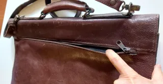 Maletín portadocumentos de cuero marrón.