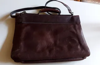 Maletín portadocumentos de cuero marrón.