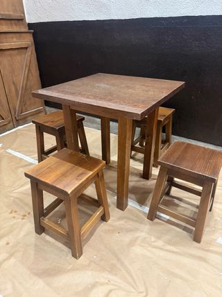 Mesa y 4 taburetes de madera