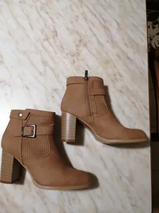 Stivaletti beige con tacco