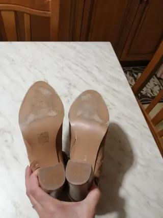 Stivaletti beige con tacco