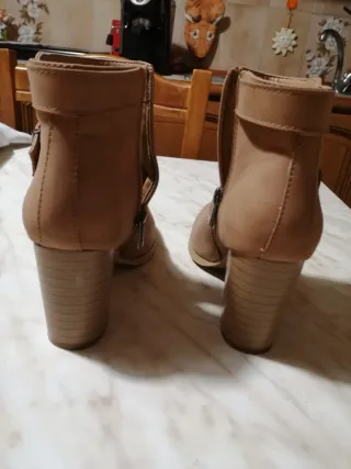 Stivaletti beige con tacco