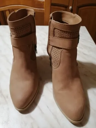 Stivaletti beige con tacco