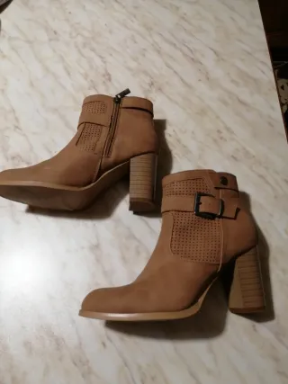 Stivaletti beige con tacco