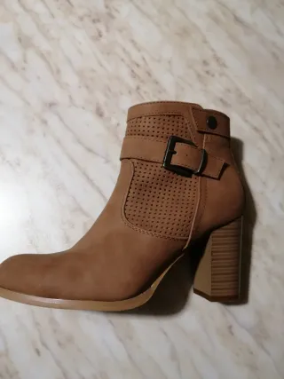 Stivaletti beige con tacco