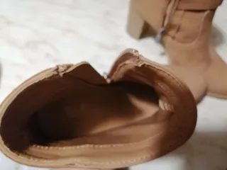 Stivaletti beige con tacco