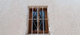 Ventana aluminio madera 2 hojas con reja