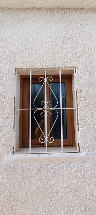 Ventana aluminio madera 2 hojas con reja