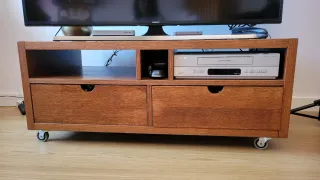 Mueble TV madera natural con ruedas.