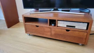 Mueble TV madera natural con ruedas.