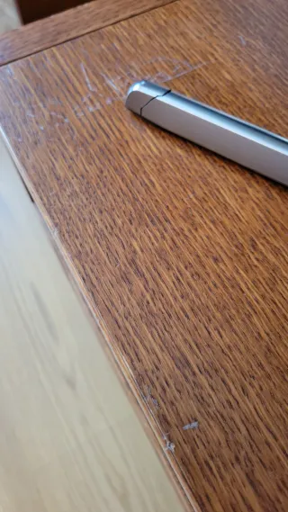 Mueble TV madera natural con ruedas.