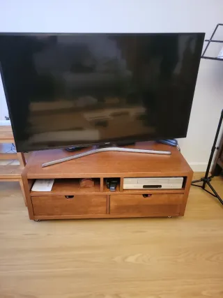 Mueble TV madera natural con ruedas.