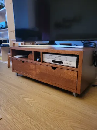 Mueble TV madera natural con ruedas.