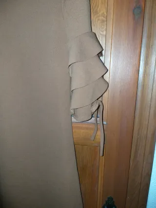 Vestido marrón con volantes. Talla M/L