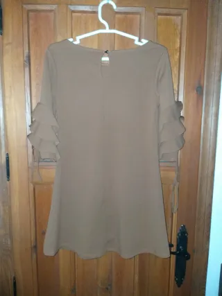 Vestido marrón con volantes. Talla M/L