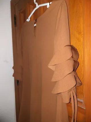 Vestido marrón con volantes. Talla M/L