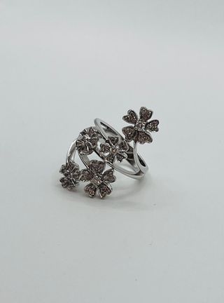 Anillo de flores oro blanco 18k con diamantes