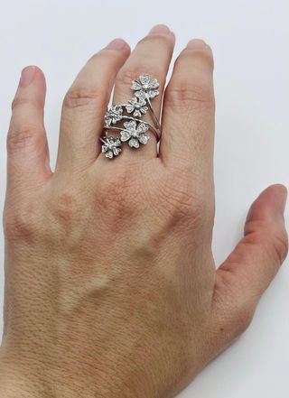 Anillo de flores oro blanco 18k con diamantes