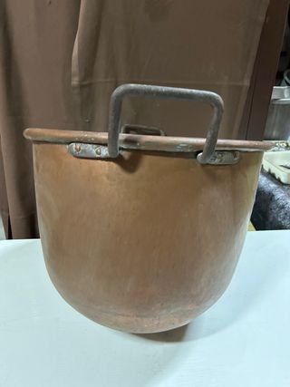 Olla de cobre grande con asas