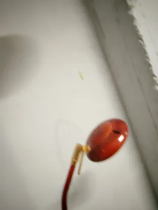 Lámpara de pie regulable metal roja.