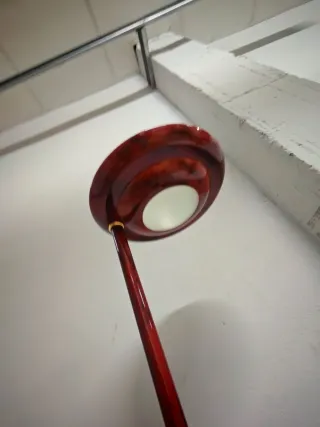 Lámpara de pie regulable metal roja.