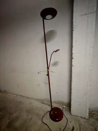 Lámpara de pie regulable metal roja.