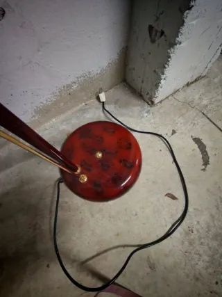 Lámpara de pie regulable metal roja.