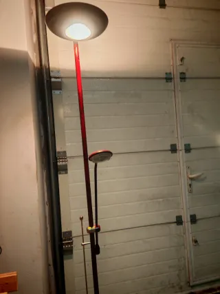 Lámpara de pie regulable metal roja.