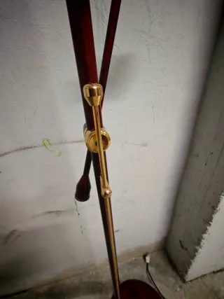 Lámpara de pie regulable metal roja.