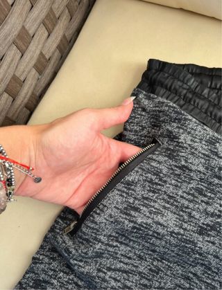 Pantaloni tuta Jennyfer con zip neri e grigi S