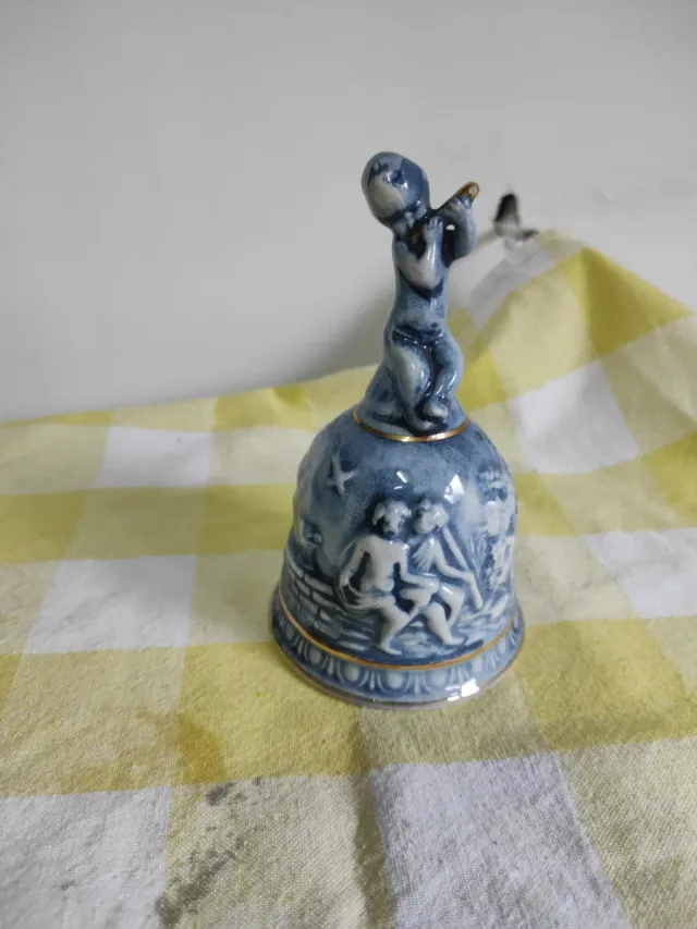 Campana Capodimonte azul con figuras