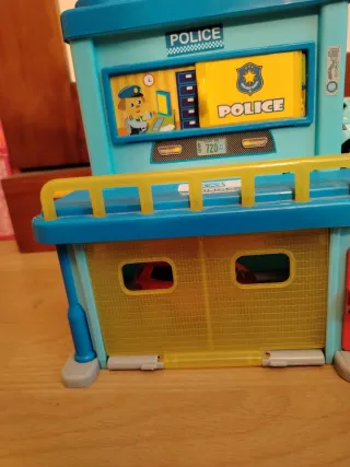 Mi primer garaje policía con 2 coches