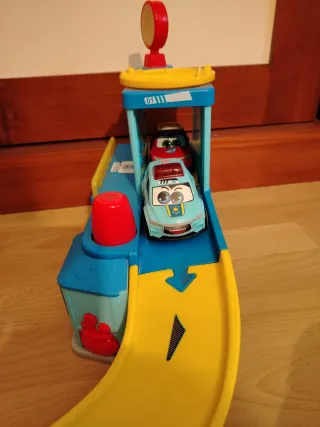 Mi primer garaje policía con 2 coches